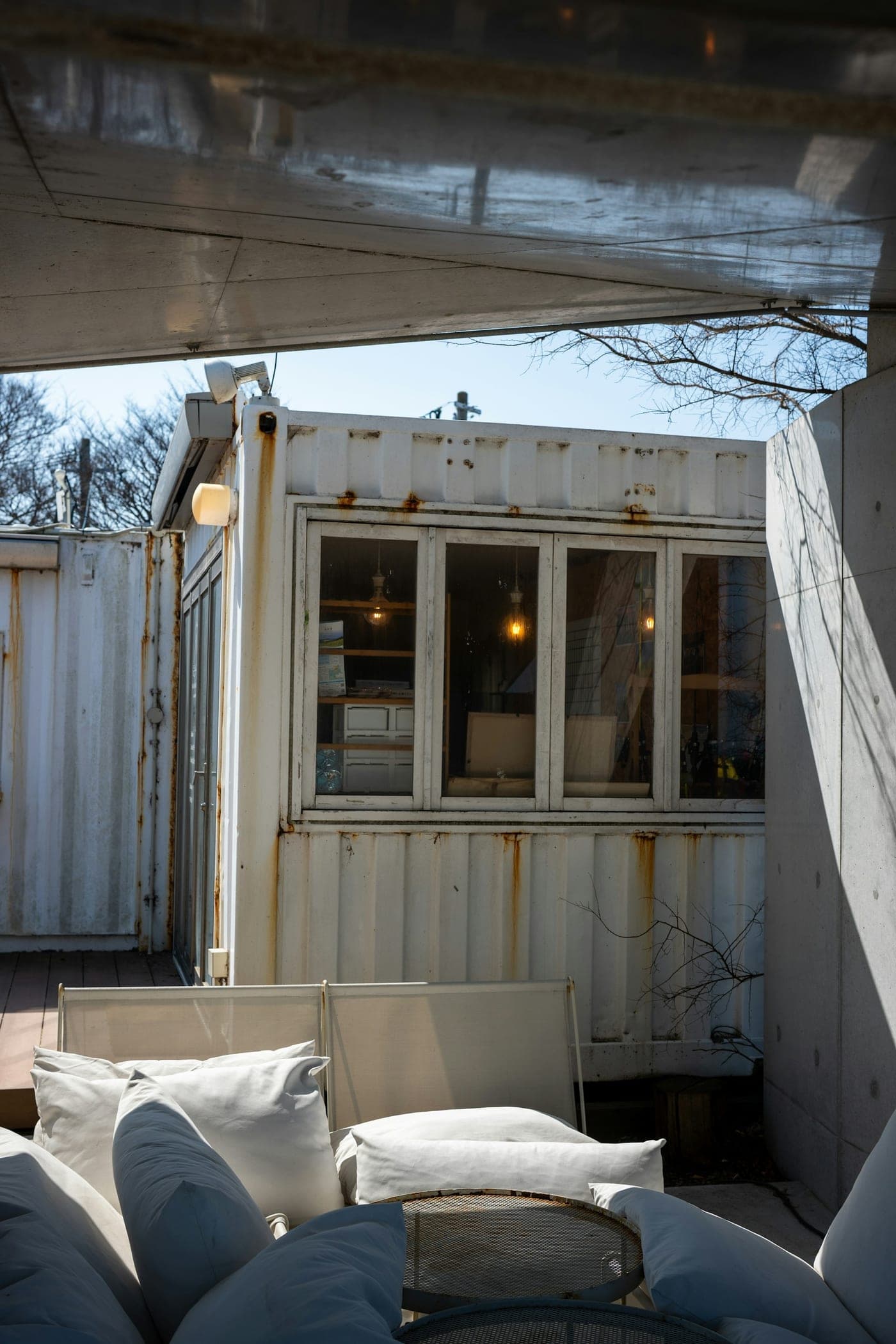 Container-Atelier mit weißen Leinen im Außenraum