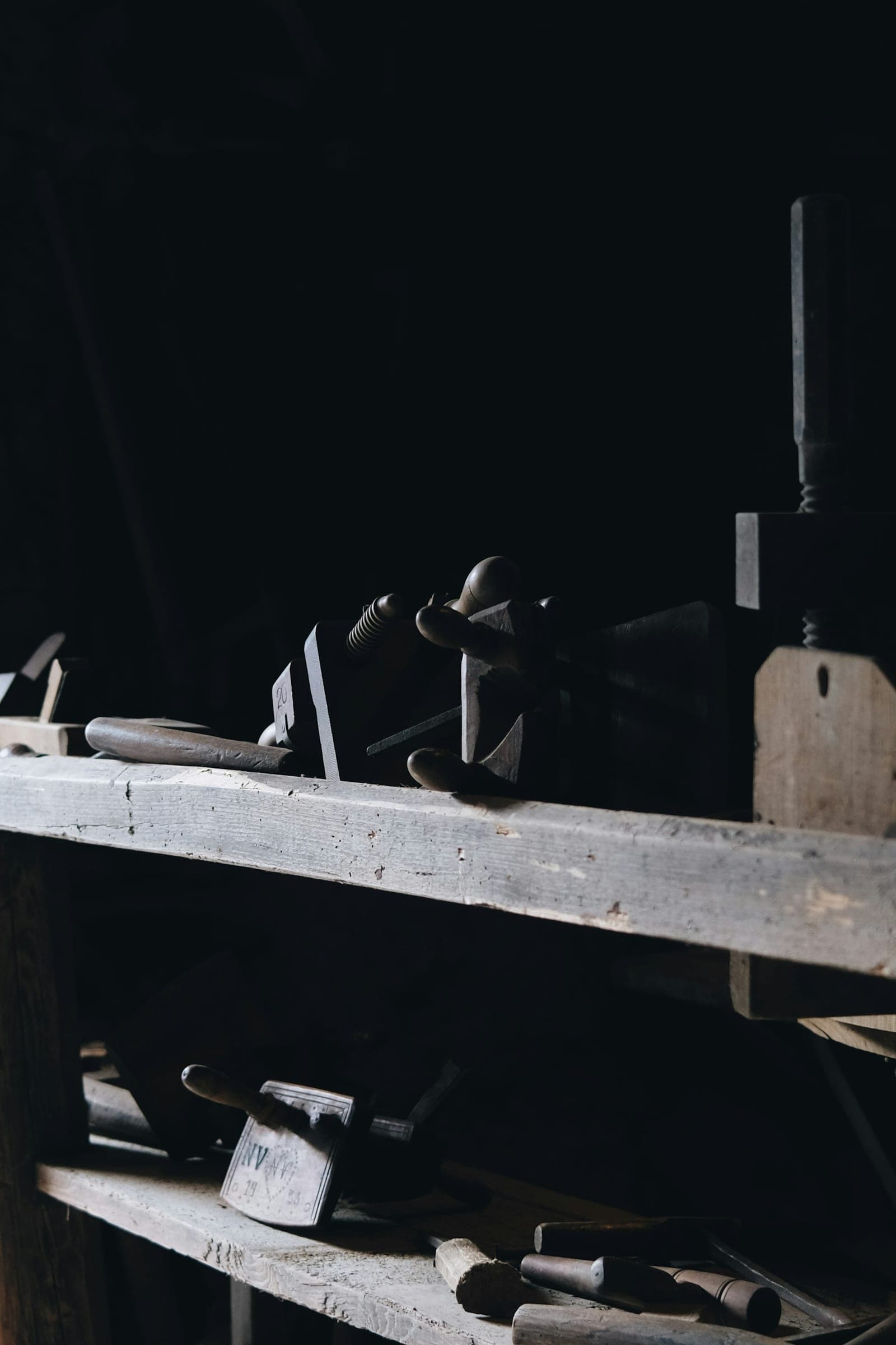 Vintage Werkstatt-Werkzeuge in dunkler Werkstatt